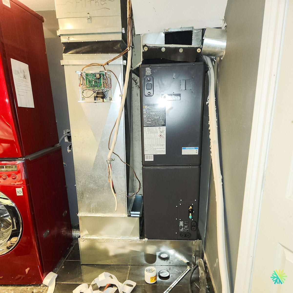 Installation of a MIDEA EVOX G3 3-Ton Electric Furnace in Îles-Laval: replacement of a central system in a very confined mechanical space