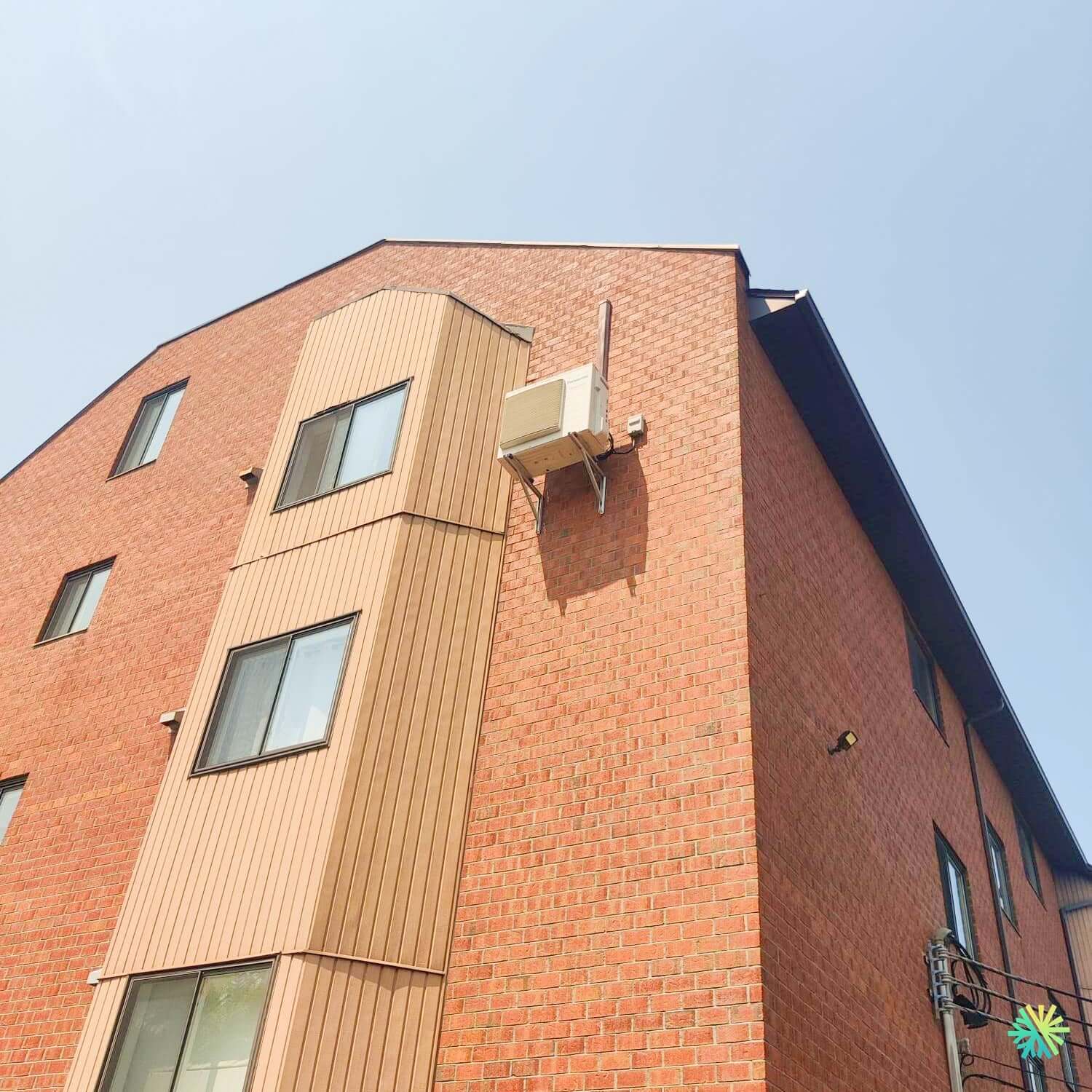 Une intervention rapide pour une thermopompe murale Panasonic en hauteur à Brossard