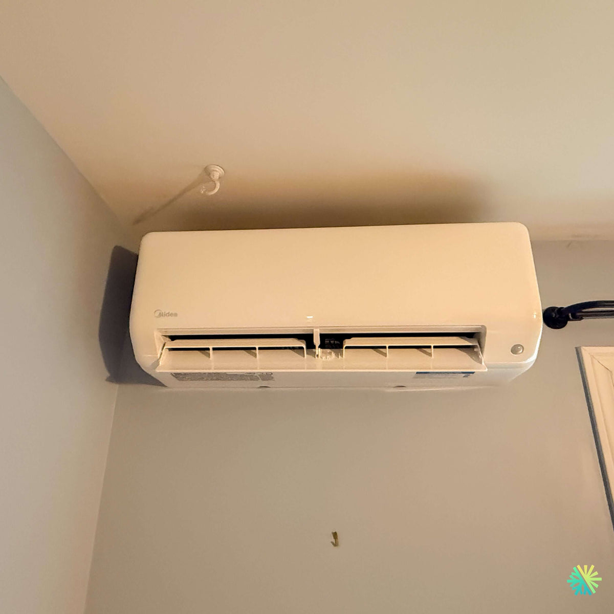 Installation d’une thermopompe murale MIDEA MIDEA28 à Vaudreuil-Dorion : intégration précise près du plafond dans un espace intérieur restreint