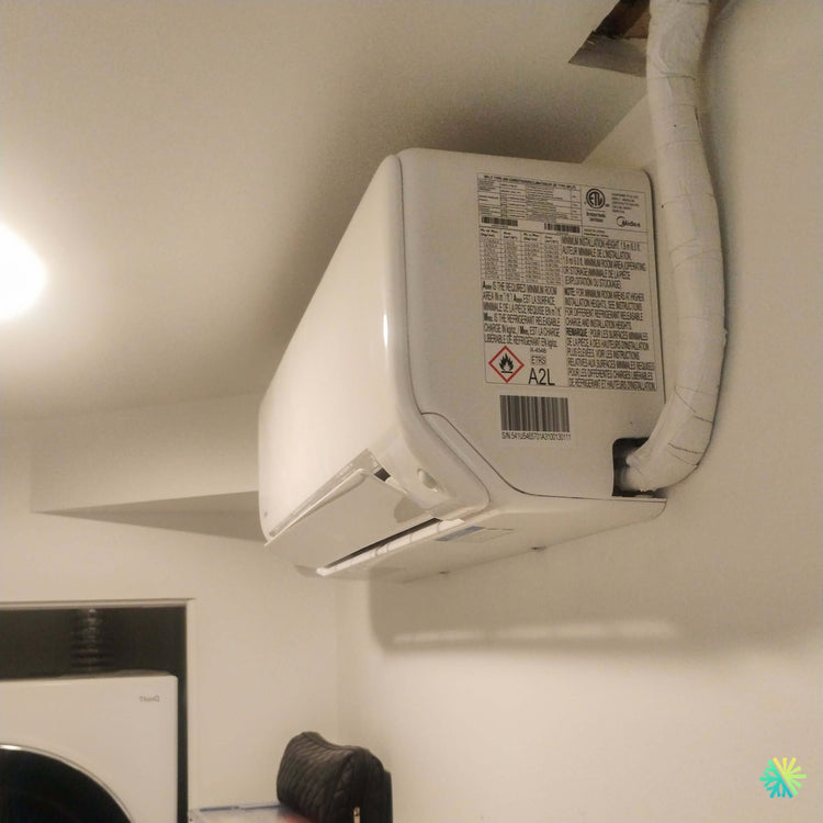 Installation d’une thermopompe murale MIDEA35 12 000 BTU à Charlemagne : une solution compacte, propre et performante pour un espace résidentiel bien aménagé