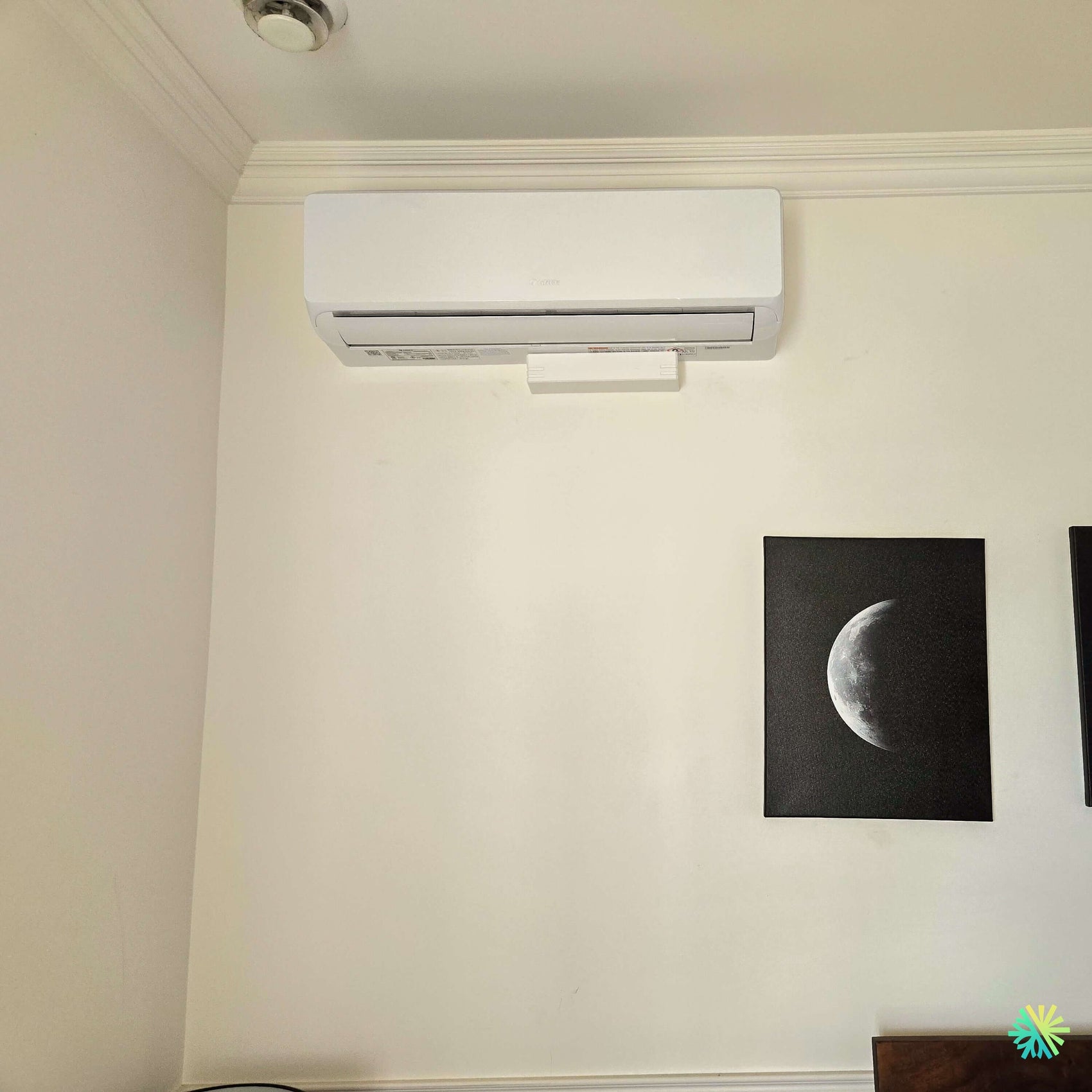 Installation d’une thermopompe murale GREE VITA R32 12 000 BTU dans Le Sud-Ouest de Montréal : climatiseur mini split discret, installé avec une finition intérieure soignée