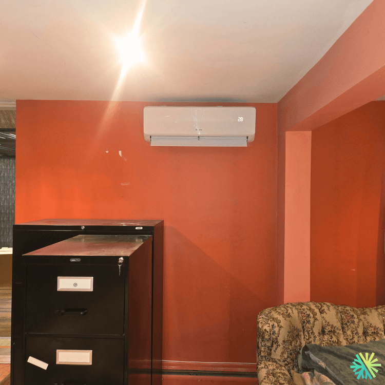 Installation d’une thermopompe murale Gree FreeMatch à Mercier–Hochelaga-Maisonneuve (Montréal) : confort ciblé dans un sous-sol aménagé