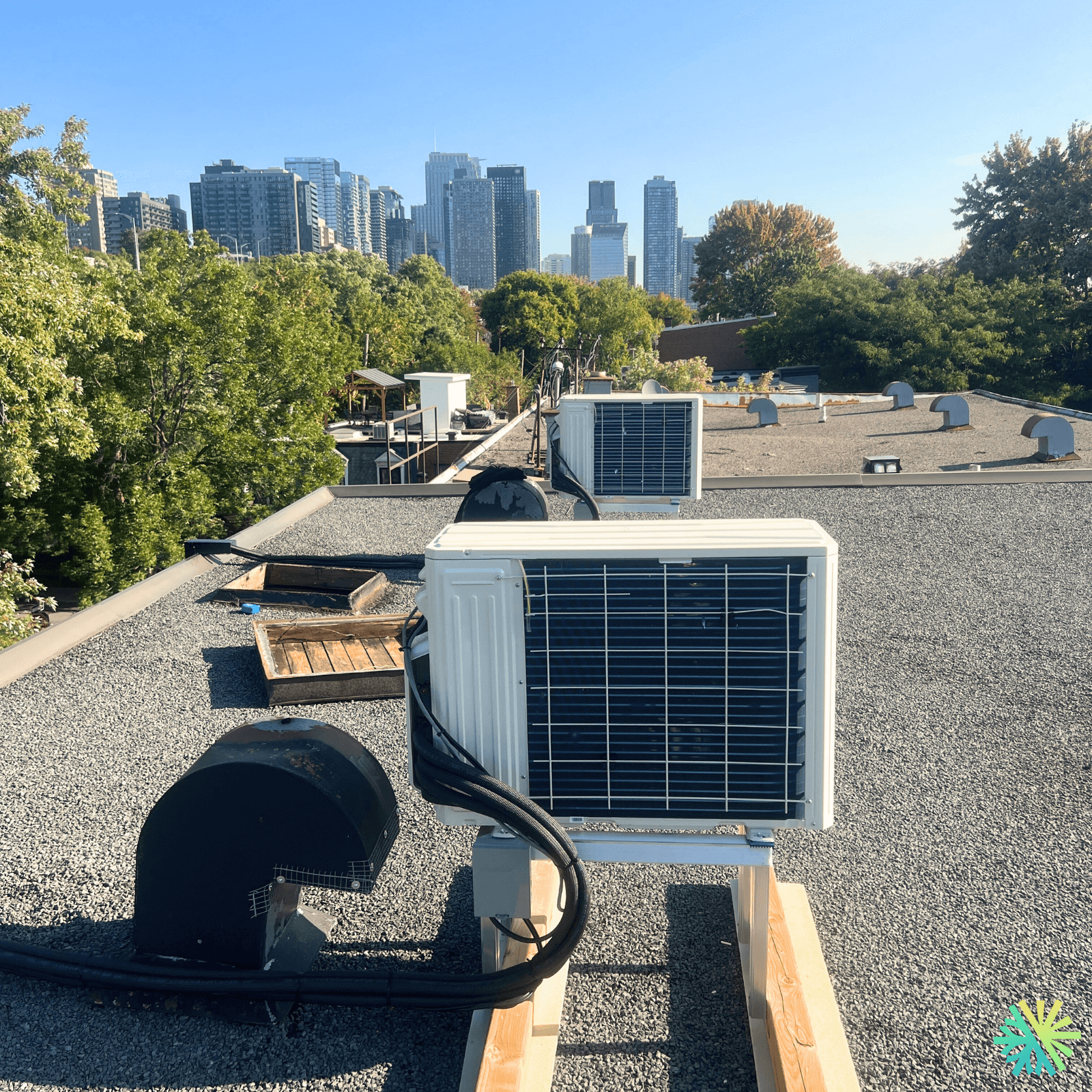 Installation d’une thermopompe Gree FreeMatch MultiZone sur toiture dans Plateau-Mont-Royal
