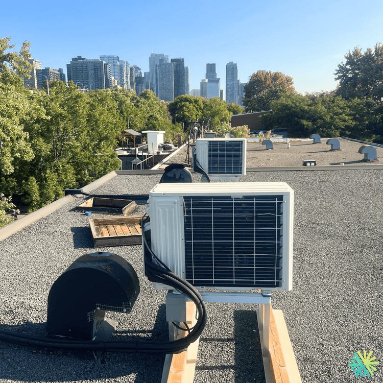 Installation d’une thermopompe Gree FreeMatch MultiZone sur toiture dans Plateau-Mont-Royal
