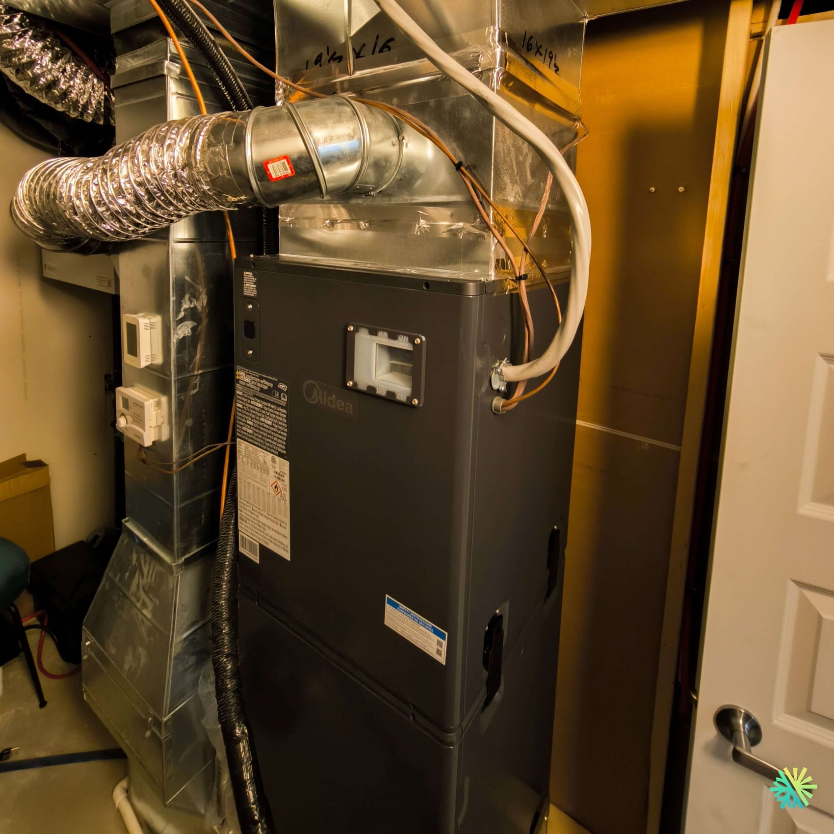 Installation d’une fournaise électrique MIDEA EVOX G3 1.5 tonne avec système central Air Handler dans Le Sud-Ouest à Montréal