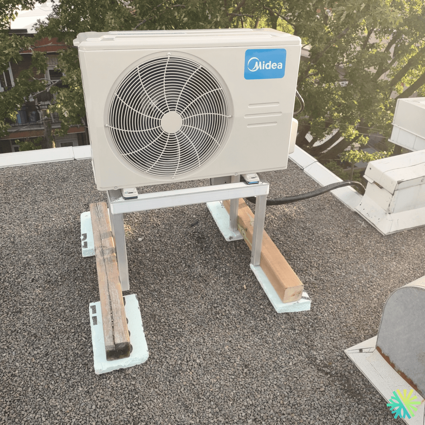Installation d’une thermopompe murale Midea sur toit plat à Rosemont–La Petite-Patrie