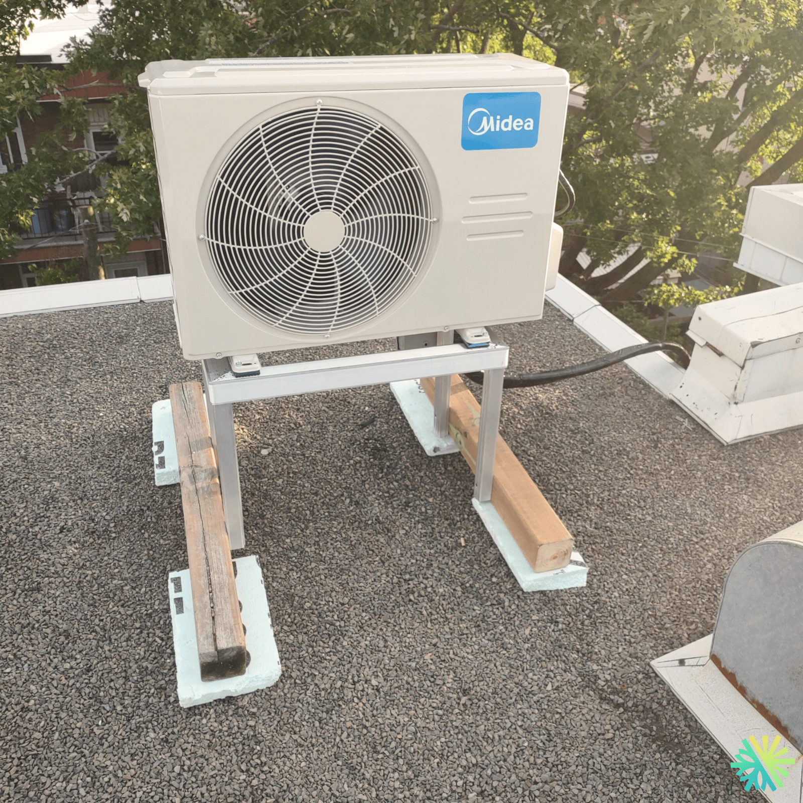 Installation d’une thermopompe murale Midea sur toit plat à Rosemont–La Petite-Patrie