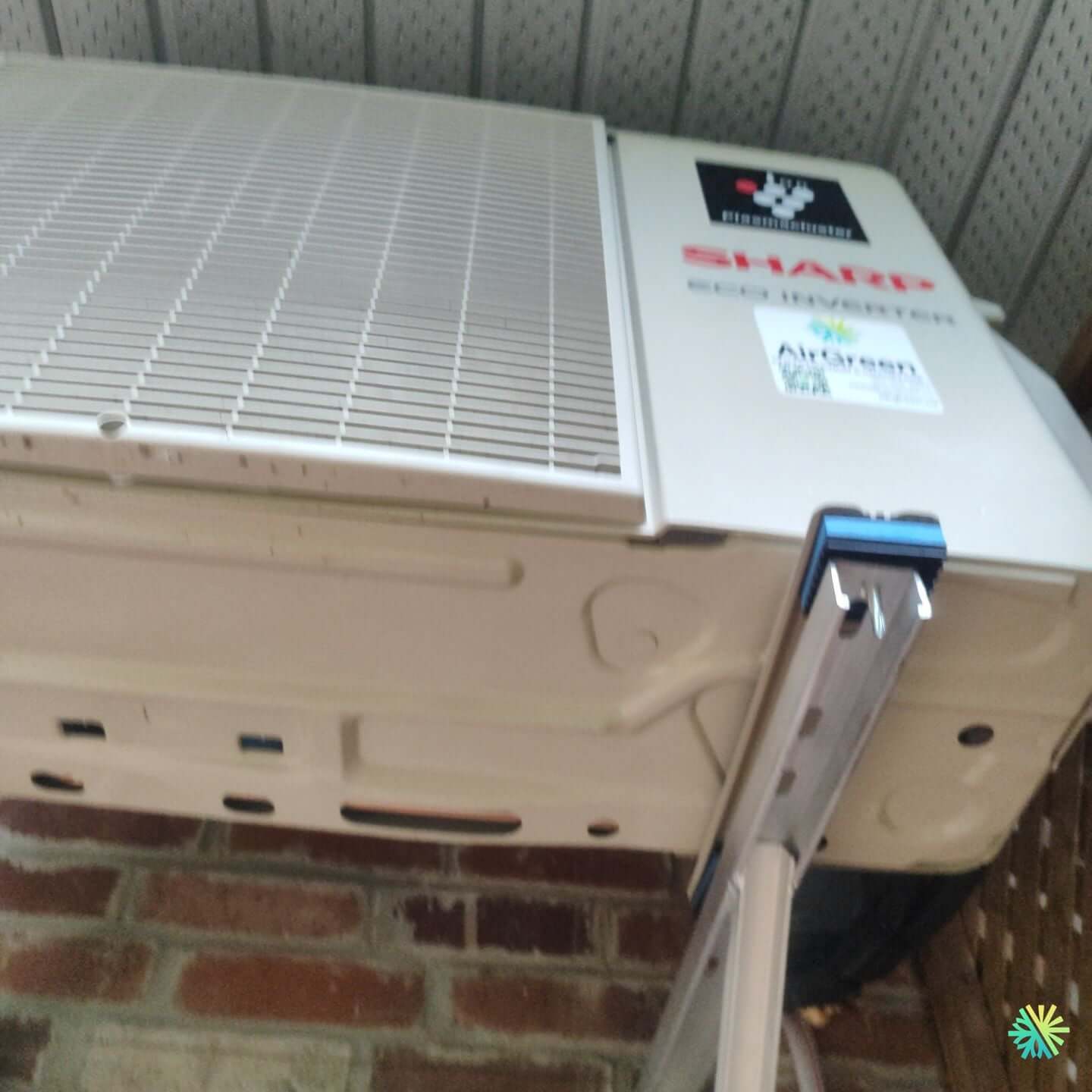 Réparation d’une thermopompe murale Sharp à Brossard