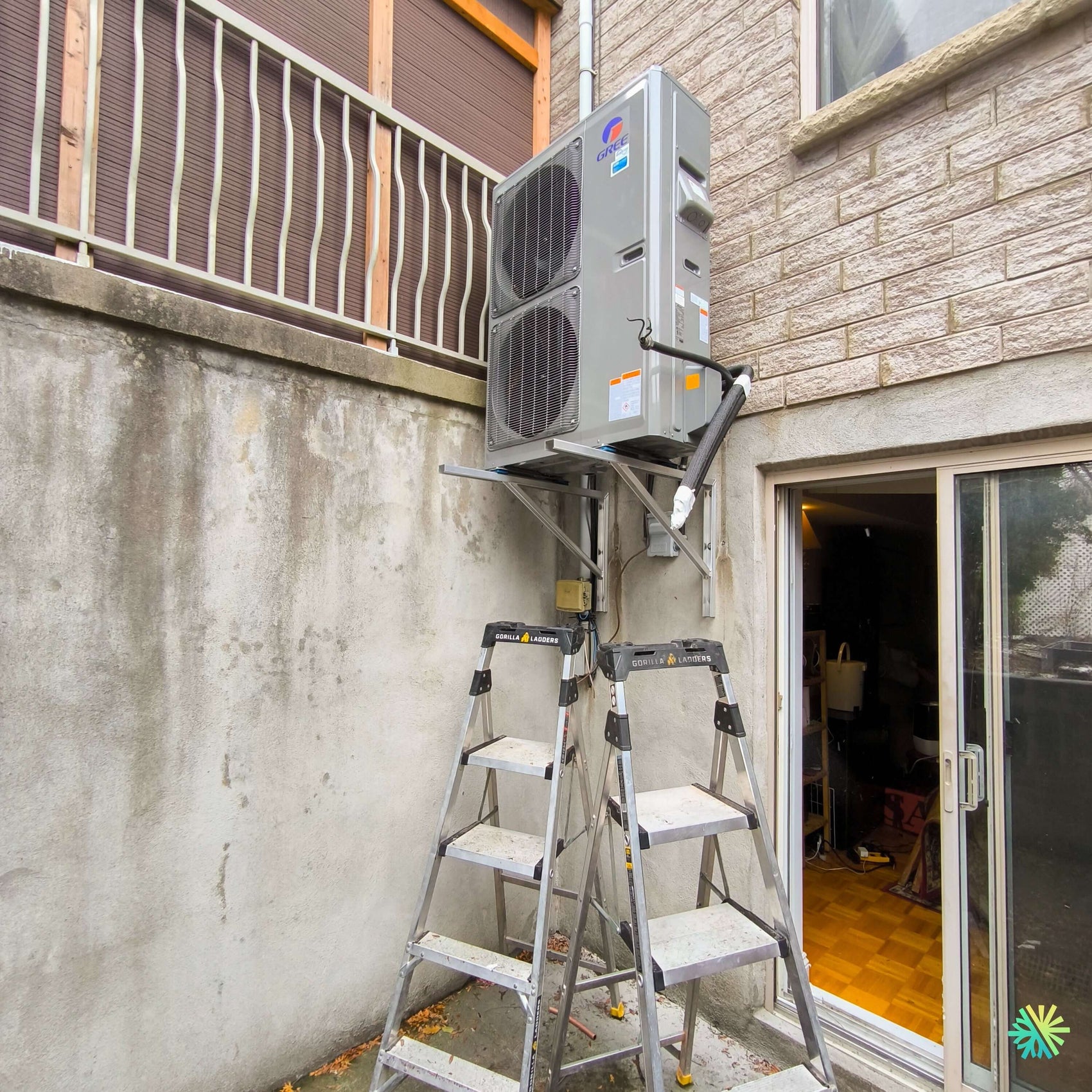 Installation d’une thermopompe centrale GREE à Dorval : une solution CVAC robuste, installée en hauteur pour optimiser l’espace extérieur