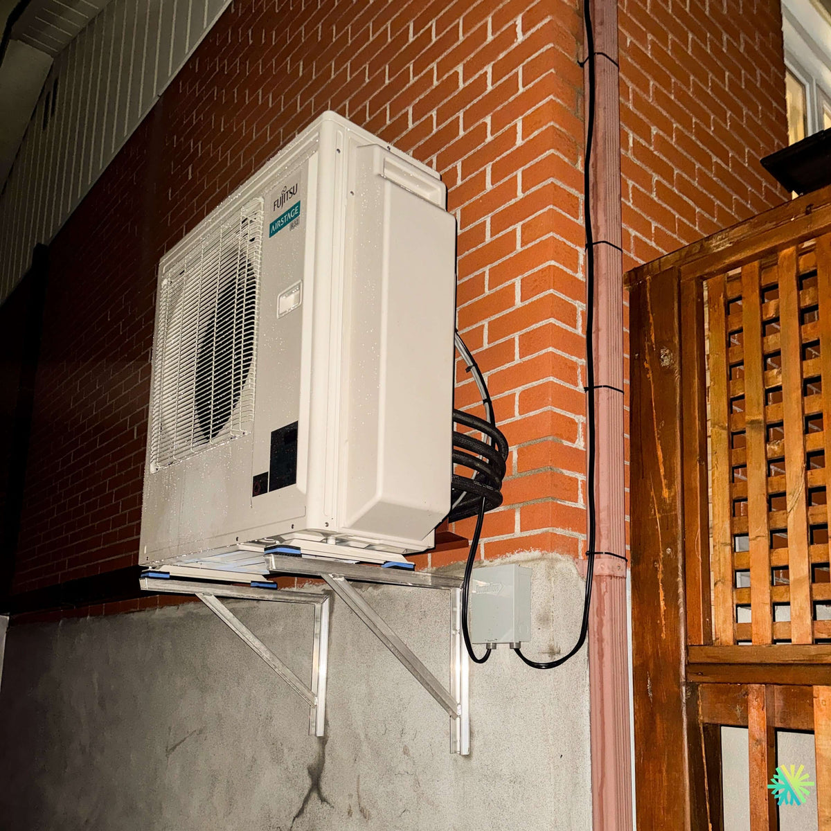 Installation d’une thermopompe triple zone Fujitsu Aquila XLTH AIRSTAGE à Sorel-Tracy : une installation murale surélevée pensée pour le climat québécois