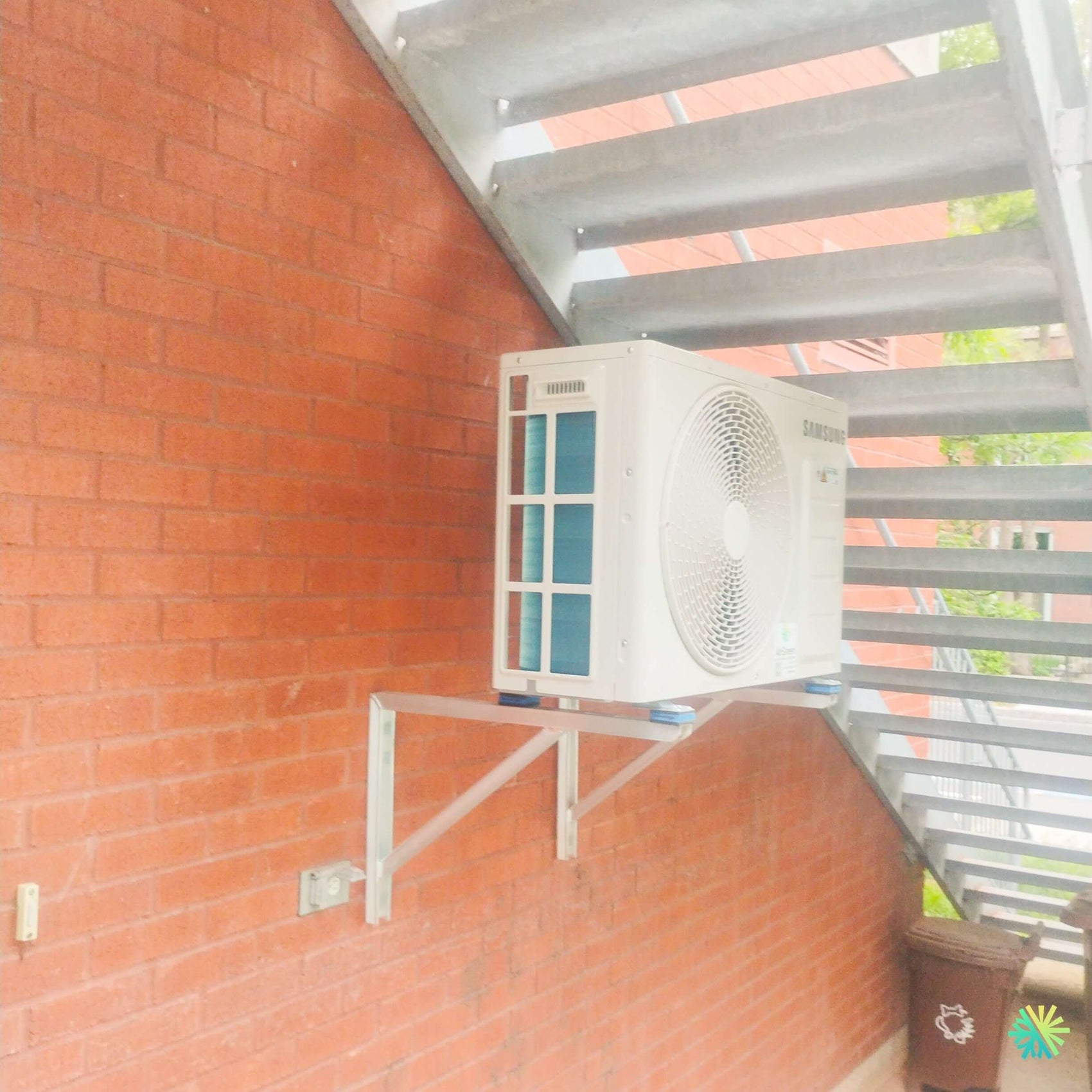 Installation d’une thermopompe murale Samsung WindFree™ MaxHeat sous un escalier extérieur à Verdun, Montréal