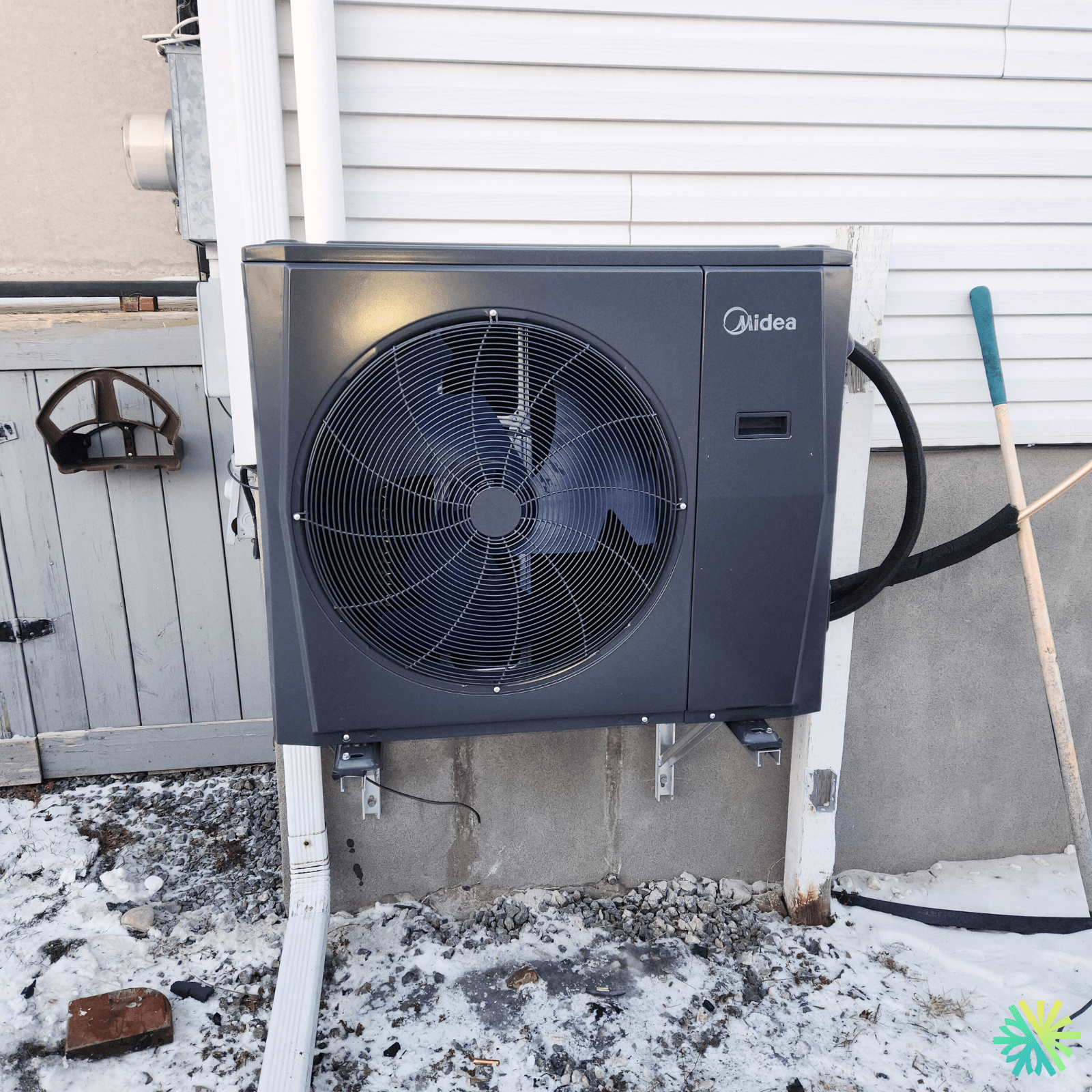 Installation d’une thermopompe murale Midea à Fabreville (Laval ...