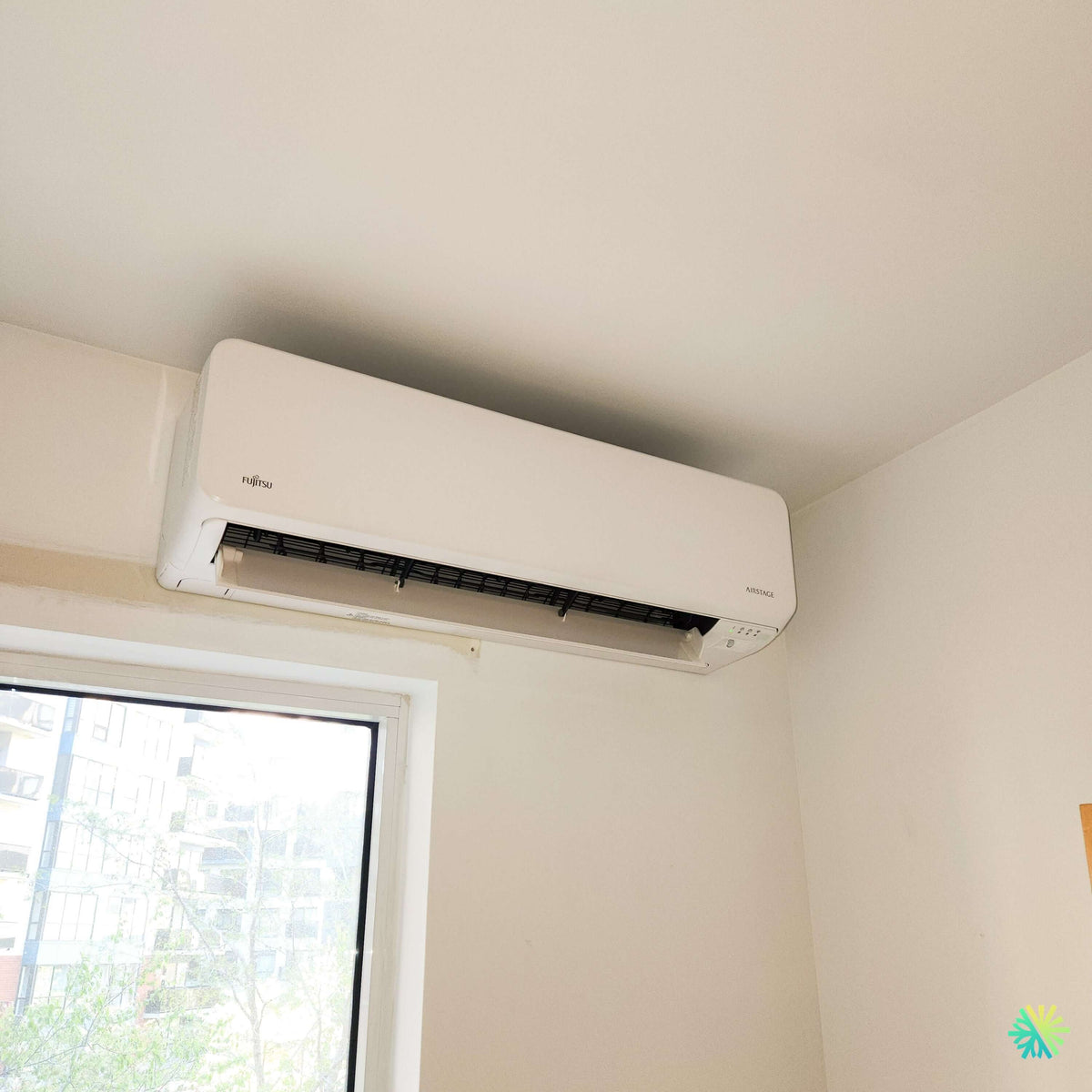 Installation d’une thermopompe murale FUJITSU AIRSTAGE Orion XLTH+ à Saint-Antoine-sur-Richelieu : intégration compacte au-dessus d’une fenêtre et chauffage jusqu’à -30 °C