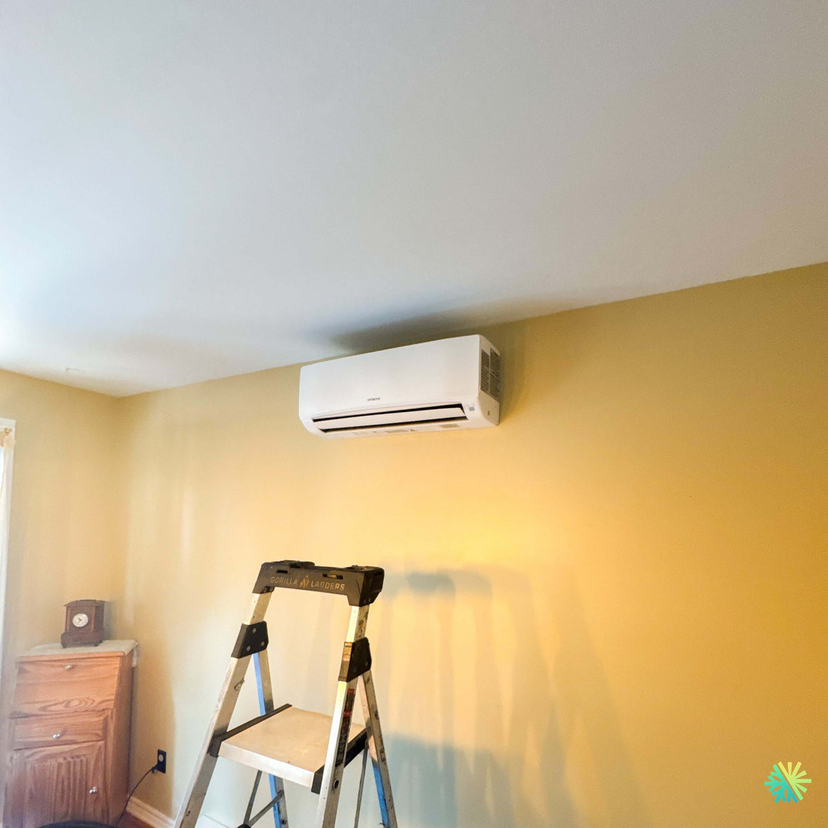 Installation d’une thermopompe murale Hitachi airHome 400 à l’Île-des-Sœurs, Montréal