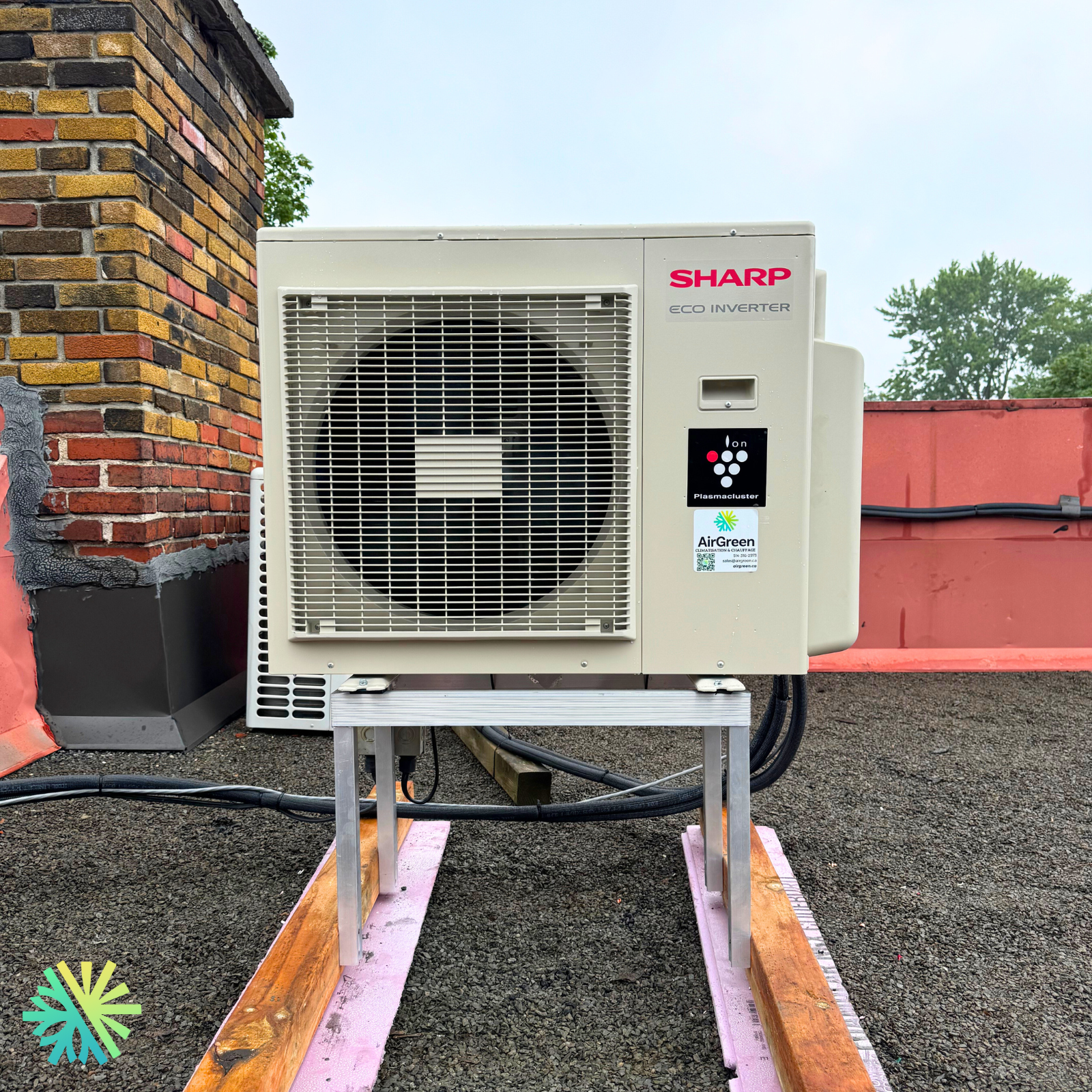 Thermopompe Sharp installée sur un toit