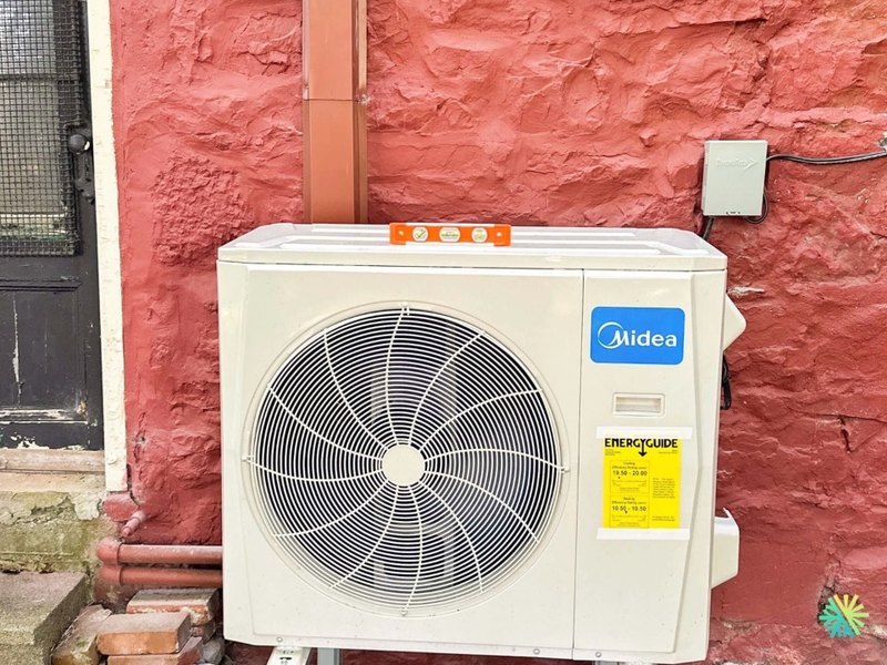 MIDEA MIDEA28, outdoor unit set perfectly level, installed by AirGreen, Terrasse-Vaudreuil, Vaudreuil-Soulanges